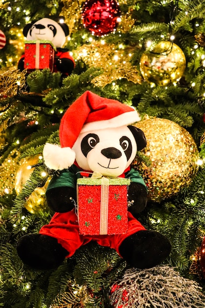 Piccolo panda sull&#39;albero di Natale