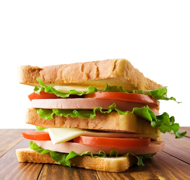 Piccolo panino con pane tostato sul tavolo