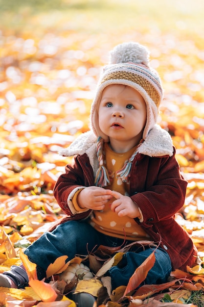 Piccolo parco autunnale per bambini alla moda ed elegante