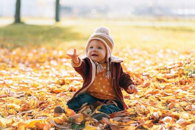 Piccolo parco autunnale per bambini alla moda ed elegante