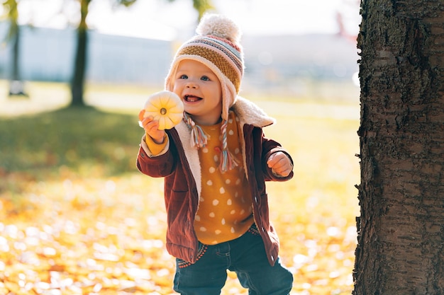 Piccolo parco autunnale per bambini alla moda ed elegante