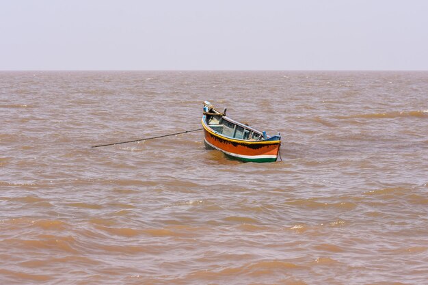 Piccolo peschereccio solitario sul mare