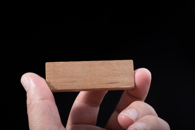 Piccolo pezzo di legno tagliato a mano sullo sfondo