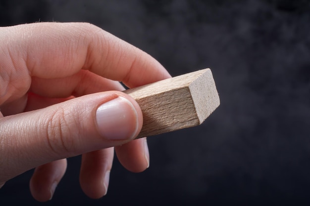 Piccolo pezzo di legno tagliato in mano