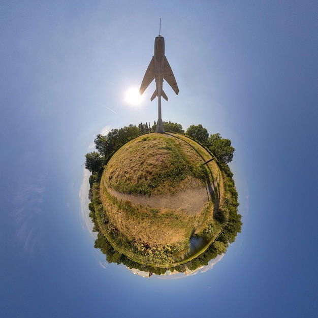 piccolo pianeta con monumento aeroplano nel parco degli aviatori Foto di alta qualità