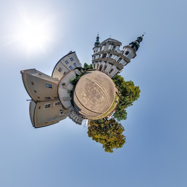 Piccolo pianeta e vista panoramica aerea sferica a 360 gradi sulla strada antica città medievale con chiesa ed edifici storici