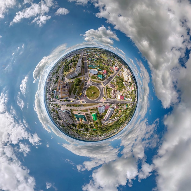Piccolo pianeta nel cielo con nuvole che si affacciano sullo sviluppo urbano della città vecchia, edifici storici e incroci Trasformazione del panorama sferico a 360° in una vista aerea astratta