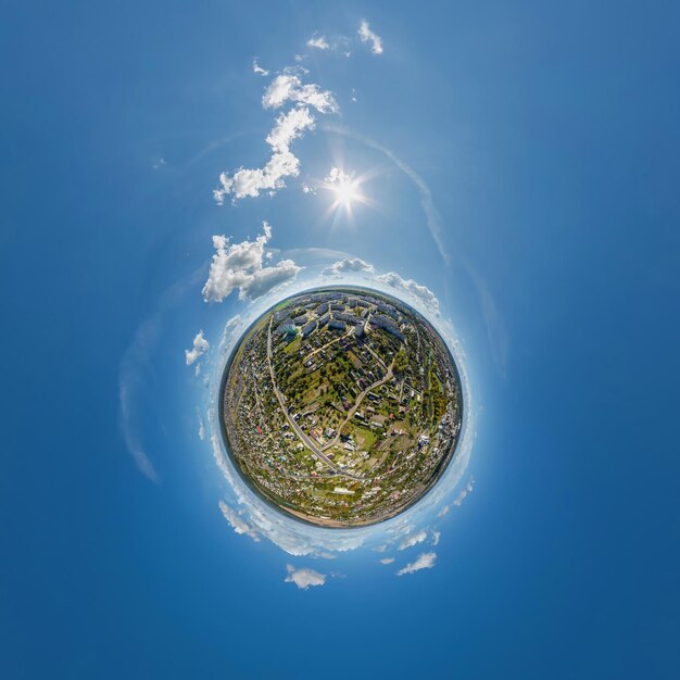 Piccolo pianeta nel cielo con nuvole che si affacciano sullo sviluppo urbano della città vecchia, edifici storici e incroci Trasformazione del panorama sferico a 360° in una vista aerea astratta