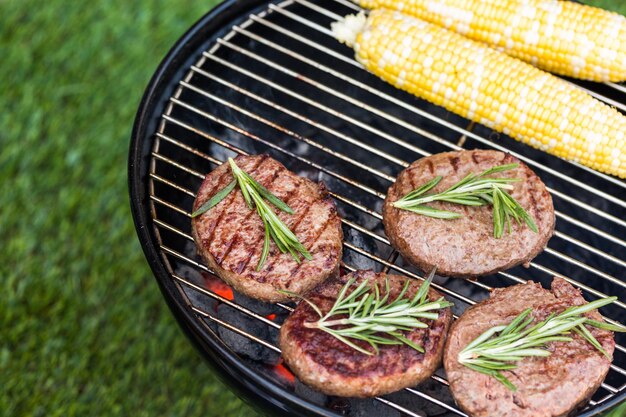 Piccolo picnic estivo con limonata e hamburger nel parco.