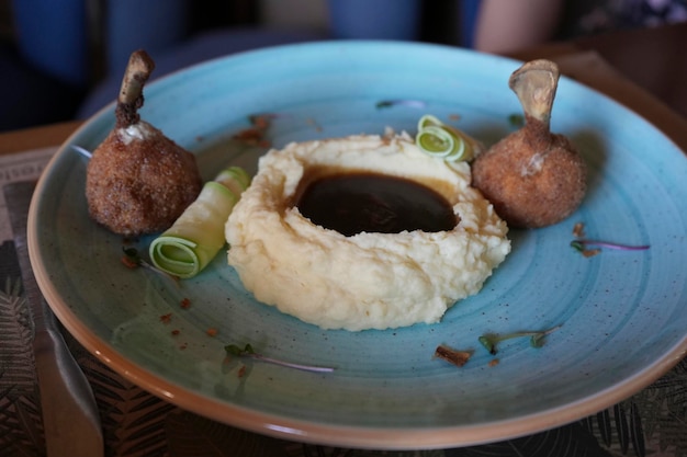 Piccolo pollo Kiev con purè di patate e salsa piatto nazionale ucraino