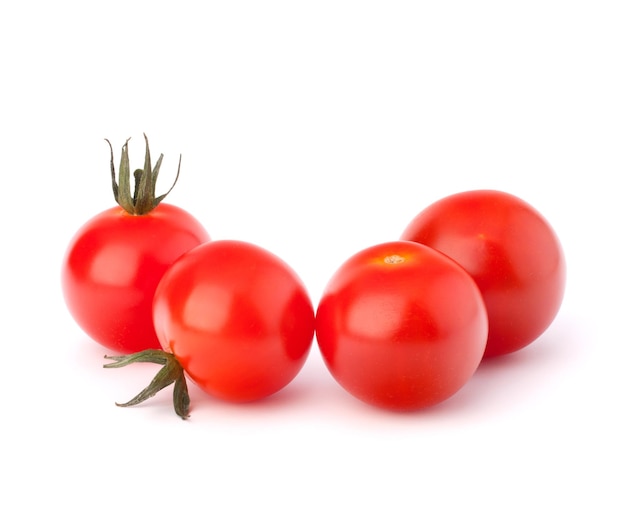 Piccolo pomodoro ciliegino su sfondo bianco da vicino