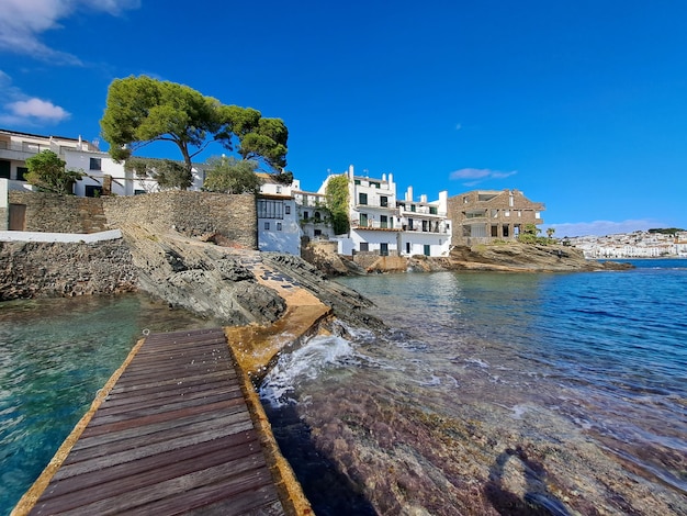 Piccolo pontone vicino alla casa del mare