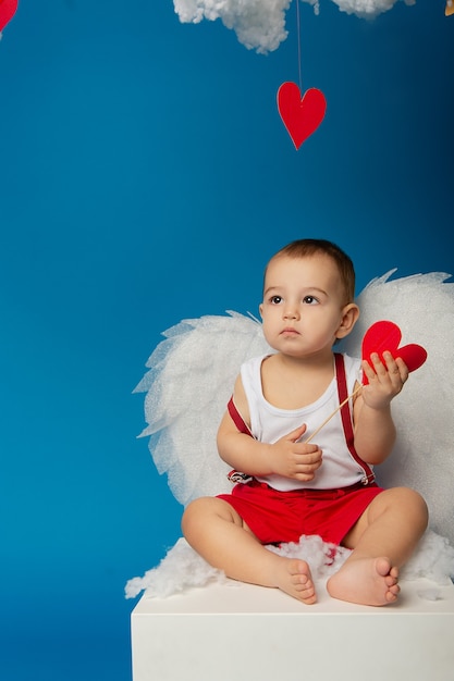 Piccolo ragazzo carino con le ali per il giorno di San Valentino