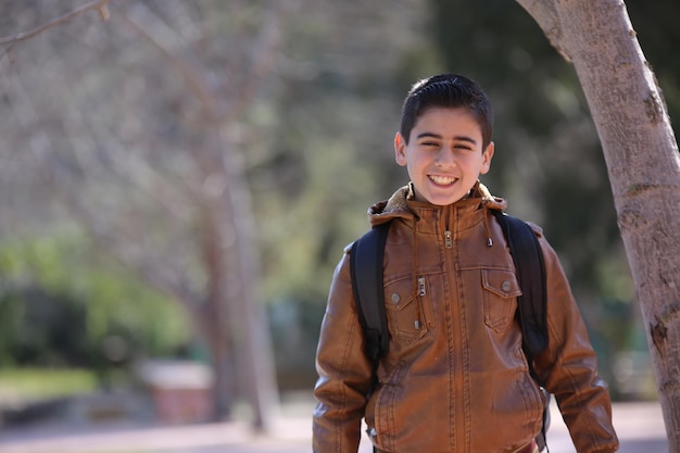 piccolo ragazzo carino nel parco forestale all'aperto