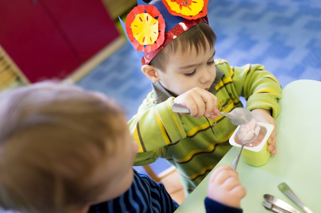 Piccolo ragazzo sveglio che ha festa di compleanno all&#39;asilo