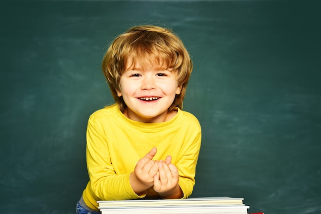 Piccolo ragazzo sveglio del bambino prescolare in un'aula