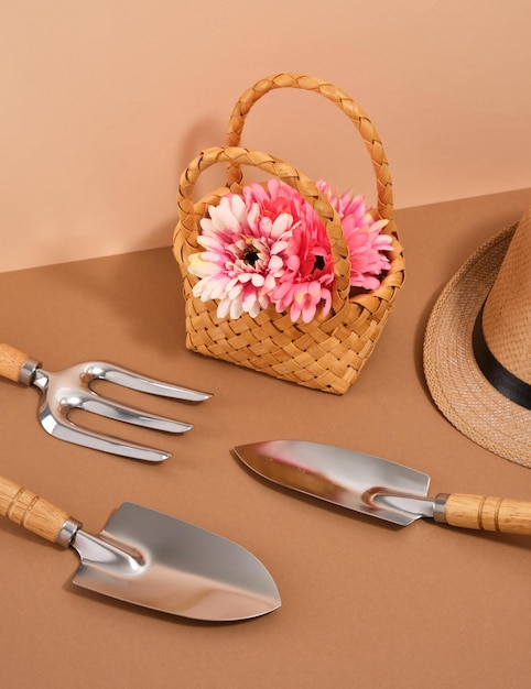 Piccolo rastrello con maniglia di legno pala da giardino per lavorare con i fiori in serra cesto di vimini decorativo con fiori