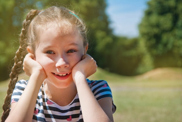 Piccolo ritratto di bella ragazza, sorridente. Giorno d&#39;estate.