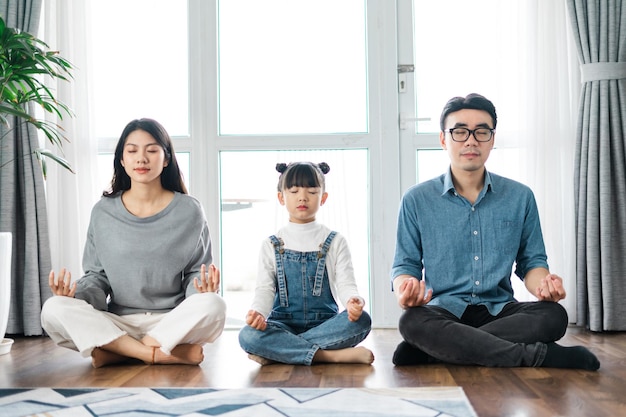 piccolo ritratto di famiglia asiatica a casa