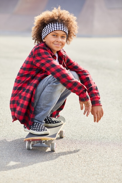 Piccolo skateboarder all'aperto