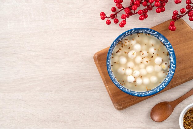 Piccolo tangyuan bianco con dolce miele di osmanto e zuppa di sciroppo