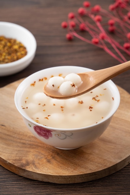 Piccolo tangyuan bianco con dolce miele di osmanto e zuppa di sciroppo