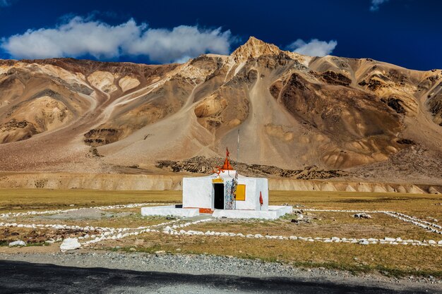 Piccolo tempio indù a sarchu sulla strada di manalileh in ladakh india