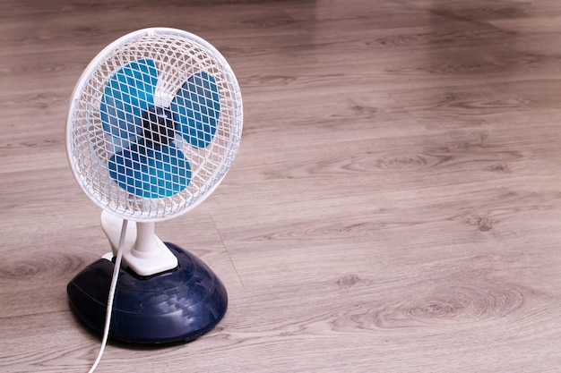 Piccolo ventilatore sul primo piano del pavimento di legno