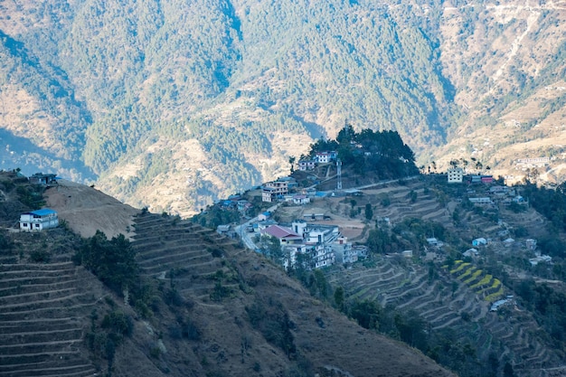 Piccolo villaggio di Bhotechaur con l'Himalaya sullo sfondo