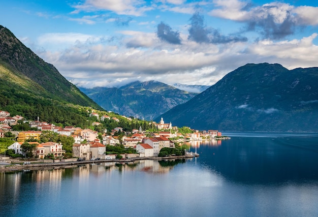 Piccolo villaggio di Prcanj sulla costa del Golfo di Kotor in Montenegro