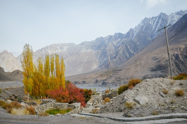 Piccolo villaggio in Passu contro la catena montuosa ricoperta neve nella stagione di autunno, Pakistan.