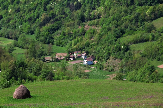 Piccolo villaggio in Serbia, montagne dei Balcani