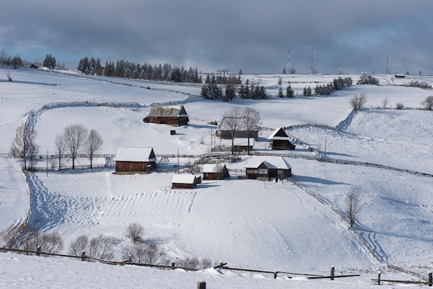 Piccolo villaggio invernale nelle montagne coperto di neve