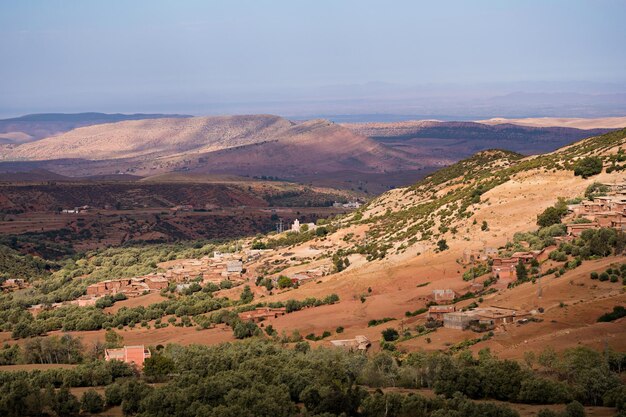 Piccolo villaggio rurale marocchino nelle montagne dell'Atlas con un sacco di alberi