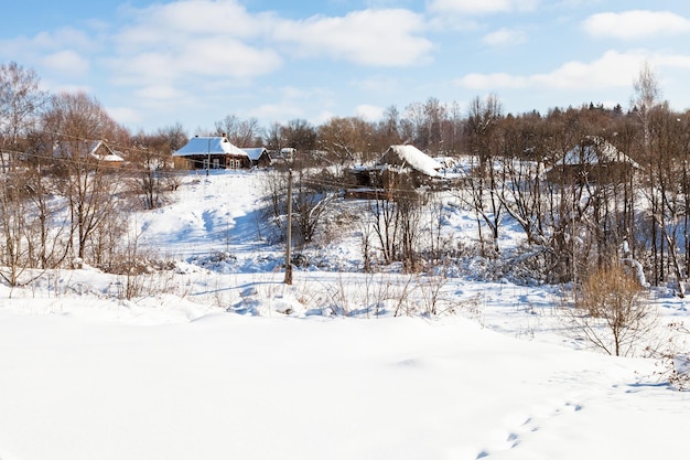 Piccolo villaggio russo nella soleggiata giornata invernale