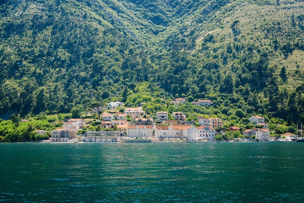 Piccolo villaggio sulla riva della baia di Boka Kotor in Montenegro