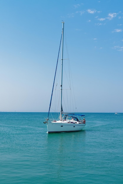 Piccolo yacht che naviga in un mare