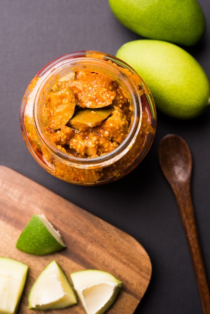 Pickle di mango fatto in casa o Aam ka Achar o Kairi Loncha in una ciotola, messa a fuoco selettiva