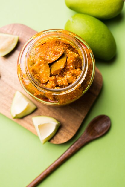 Pickle di mango fatto in casa o Aam ka Achar o Kairi Loncha in una ciotola, messa a fuoco selettiva