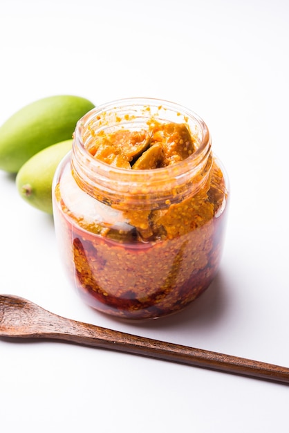 Pickle di mango fatto in casa o Aam ka Achar o Kairi Loncha in una ciotola, messa a fuoco selettiva