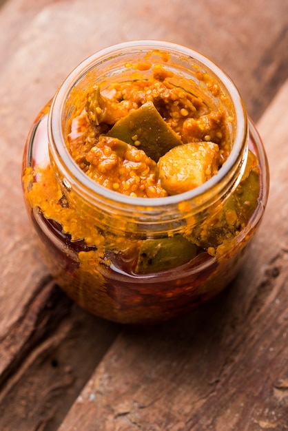 Pickle di mango fatto in casa o Aam ka Achar o Kairi Loncha in una ciotola, messa a fuoco selettiva