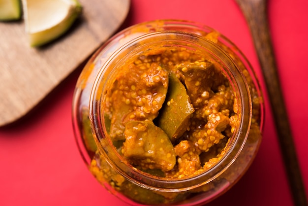 Pickle di mango fatto in casa o Aam ka Achar o Kairi Loncha in una ciotola, messa a fuoco selettiva