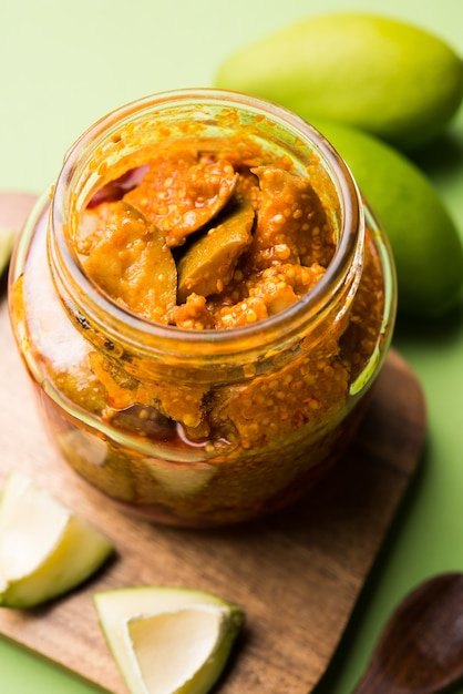 Pickle di mango fatto in casa o Aam ka Achar o Kairi Loncha in una ciotola, messa a fuoco selettiva