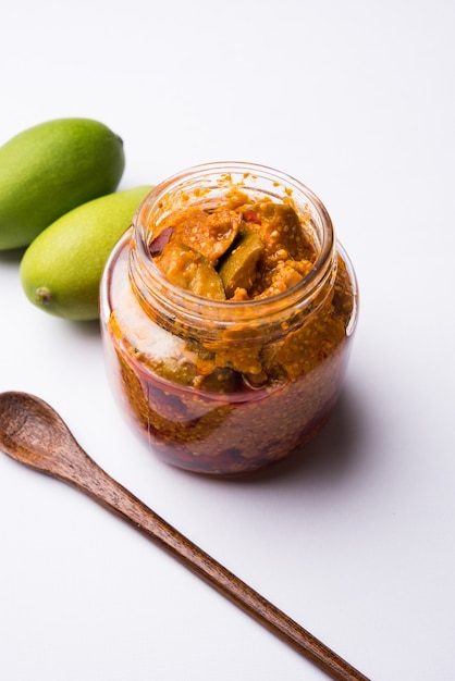 Pickle di mango fatto in casa o Aam ka Achar o Kairi Loncha in una ciotola, messa a fuoco selettiva