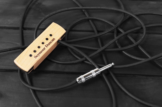 Pickup per chitarra acustica su sfondo di legno