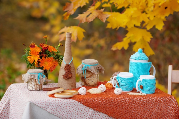 Picnic all'aperto nel giardino d'autunno