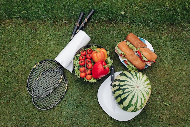 Picnic all'aperto pronto appetitoso di estate dell'alimento fresco sulla vista superiore dell'erba verde