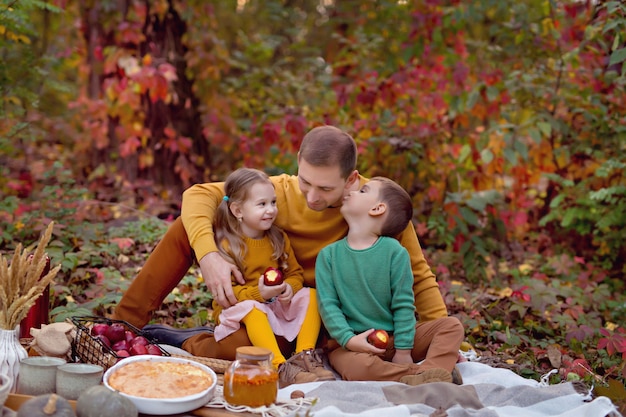 Picnic autunnale con torta, zucca, tè