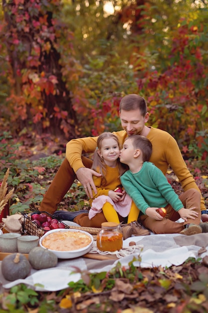 Picnic autunnale con torta, zucca, tè