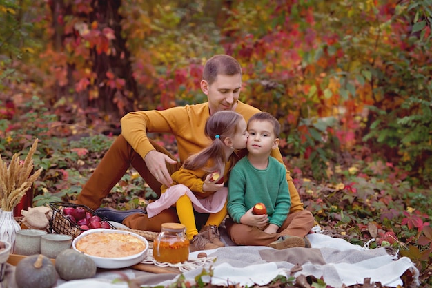 Picnic autunnale con torta, zucca, tè